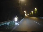 Đêm khuya, cô gái đi ngược chiều trên cao tốc gặp tài xế tốt bụng
