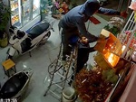 Gia chủ hú hồn với anh thợ hàn suýt 'hóa vàng' tiệm bán hoa