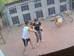 Chồng nhanh chân giành bế con để lượm tiền rơi của vợ