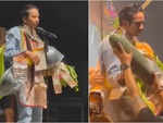 Ca sĩ Thái Lan được fan tặng rau củ quả chất đầy người