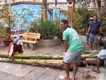 Người đàn ông hờn dỗi khi bị chơi khăm lúc khiêng chuối