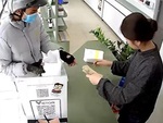 Nữ nhân viên sập bẫy lừa thối tiền tờ 500.000 đồng