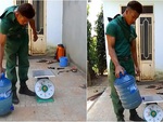 Chàng trai một tay nhấc bình nước 20kg nhẹ như lông hồng