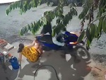Hai tên cướp vứt xe máy bỏ chạy khi giật điện thoại