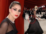 Oscar 2023: Lady Gaga gây sốt với chiếc váy hở vòng 3, đỡ nhiếp ảnh gia bị ngã