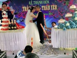 Chú rể giật mình ngã ngửa với màn bắn pháo giấy của đám bạn thân