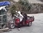 Cô gái ôm cua xe ba gác tông chuồng gà rồi tuột dốc xuống mương