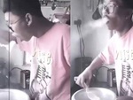 Chàng trai vừa ăn vừa thổi vì cơm nóng