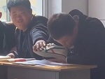Nam sinh tỉnh ngủ khi bạn cho ngửi mùi giày