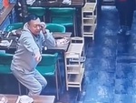 Chàng trai tá hỏa khi thấy chuột chạy trước cửa quán
