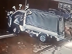 Chàng trai tưởng ô tô tuột dốc, báo hại tài xế oằn mình đẩy xe