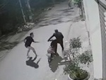 Hai thanh niên trộm cầu dắt xe vội bỏ của chạy lấy người