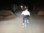 Bé gái đạp xe thục mạng vì hiểu lầm lòng tốt người đi đường