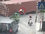 Tài xế xe ba gác thoát chết thần kỳ khi xe container lật