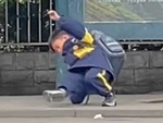 Bé trai nhảy hip hop khi chờ xe buýt