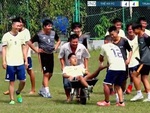 Cầu thủ chấn thương rời sân bằng xe rùa