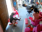 Cô gái liên tục ngã dập mông vì cái ghế 'bẫy khách' ở tiệm nail