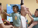 Con gái bắt đền bố vì xin một miếng cắn hết cả cây kem