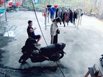 Chồng sung sướng khi nhặt được tiền rơi của vợ