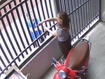 Nữ sinh nhảy sung sướng khi được người phụ nữ trả lại ví rơi