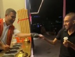 Người đàn ông bán kem Thổ Nhĩ Kỳ nổi quạu khi gặp khách nhây