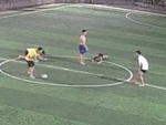 Chàng trai chán không buồn nói khi chơi bóng ma bị xâu kim liên tục