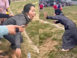 Người phụ nữ chạy vào sân cổ vũ chị em đá bóng như lùa vịt