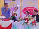 Đầu bếp đám cưới bị nhắc nhở vì mải ngắm MC quên bê mồi cho khách