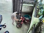 Bé trai mếu máo sau pha ôm cua xe đạp lao vào chậu nước