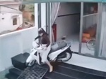 Cô gái ngã nhào xuống sân vì dắt SH xuống bậc tam cấp kiểu ngược đời