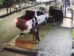 Ô tô mất lái lao lên vỉa hè khiến cặp đôi ôm nhau hú hồn