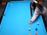 Cô gái đánh bida lỗ như hack