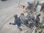 Tên trộm xe máy bị chủ nhà cầm tuýp sắt rượt chạy trối chết