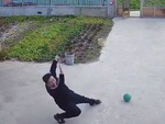 Ông bố trẻ ngã văng dép khi tập đánh golf