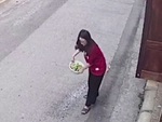 Cô gái trổ tài vẩy rau quăng luôn rổ