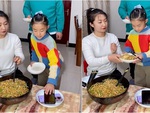 Bố con giao nộp điện thoại cho mẹ khi ăn cơm