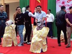 Trò chơi tìm vợ mạo hiểm, thách thức các anh chồng ngày 8-3