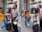 Nghệ sĩ đường phố vừa biểu diễn vừa sợ thanh niên thó mất tiền