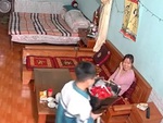 Hành động ấm áp của cậu bé khi không có tiền mua hoa tặng mẹ ngày 8-3
