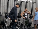 Hai gymer ngơ ngác với anh lao công một tay xách đòn tạ 200kg