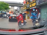 Chàng trai chạy xe máy lộn santo vì tông vào ổ gà