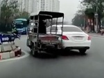 Tài xế xe ba gác đánh lái xuất thần tránh tông vào Mercedes