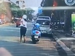 Cô gái nhảy ra ngoài để xe máy tự tông vào đuôi ô tô