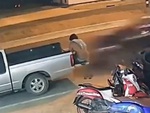 Chàng trai ngã dập mông khi bị ô tô tông văng khỏi thùng xe bán tải