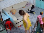 Bé gái 'ẩn thân chi thuật' dưới nón khiến mẹ hú hồn tìm khắp nhà