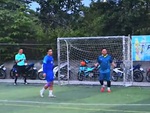 Thủ môn bắt penalty bị thủng lưới vì chủ quan