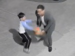 Bé trai ấm ức vì bố lấy lợi thế chiều cao khi chơi bóng rổ