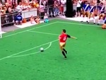 Chàng trai múa ba lê khi sút penalty