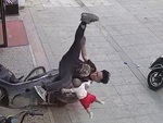Bố ngã chổng vó vì nằm bế con ngả ngớn trên xe máy