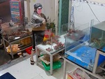 Bắt quả tang nữ quái trộm cua biển nhưng chủ tiệm không mắng